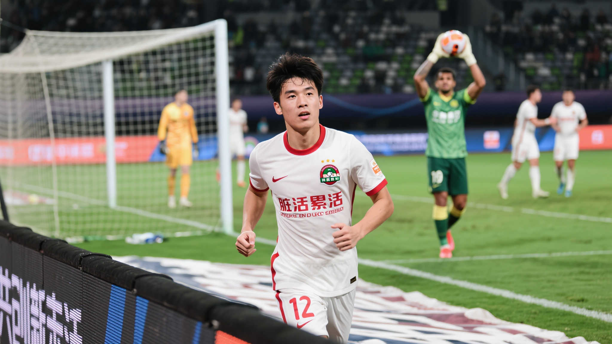 记者:刘诚宇表现全面,路易斯戴帽离不开他的默默付出 记者:刘诚宇表现全面,路易斯戴帽离不开他的默默付出