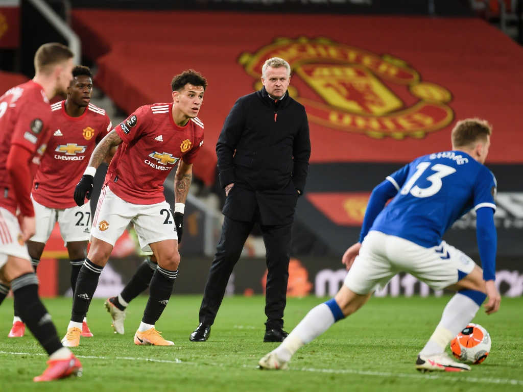 曼联12连战皆遭10次以上射门，埃弗顿一役被轰24脚